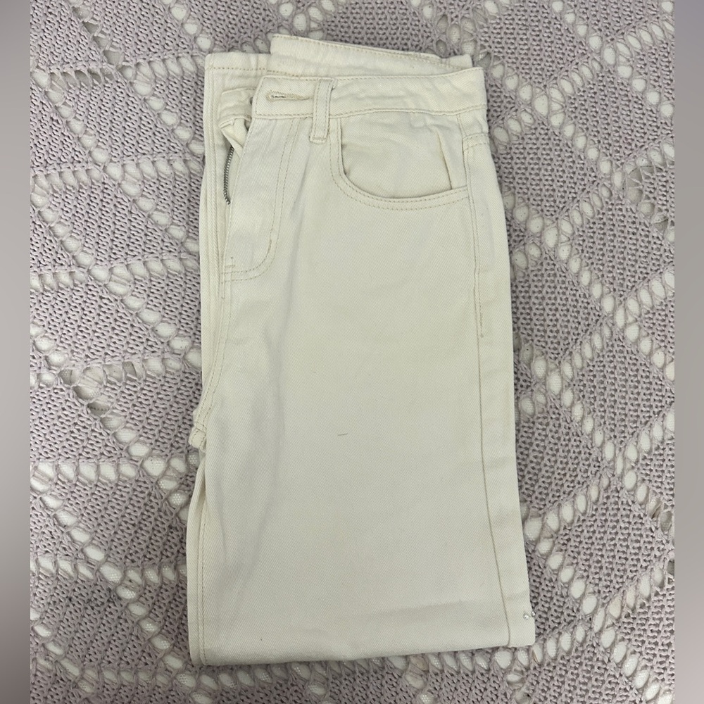 • light beige boyfriend jeans